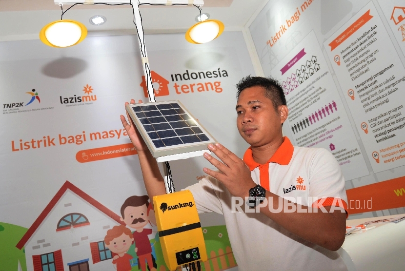 Petugas menjelaskan cara kerja perangkat solar panel saat peluncuran program Indonesia Terang disela-sela acara Festival Filantropi Indonesia 2016 di JCC, Jakarta, Kamis (6/10).