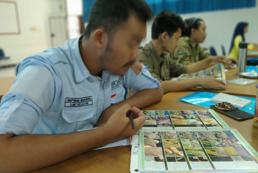 Petugas (campaigner) menjelaskan fakta tentang penganngkutan sampah di IPB University.