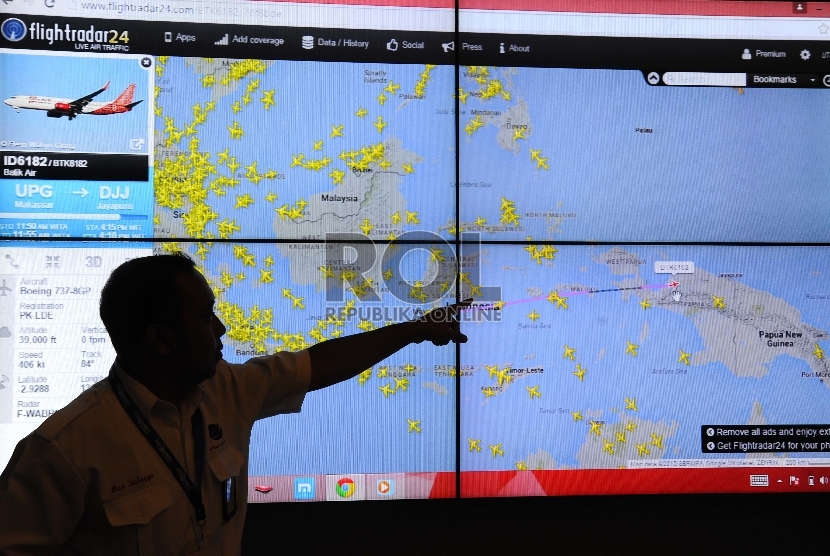 Petugas menjelaskan sistem navigasi penerbangan pada pameran Transportasi Indonesia 2015 di gedung Smesco, Jakarta, Rabu (16/9).