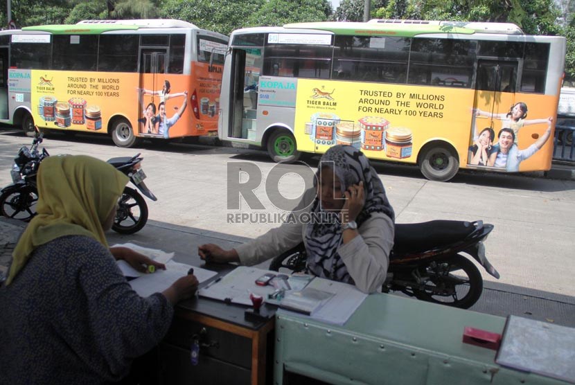    Petugas menjual tiket bus AKAP di terminal.   (Republika/ Yasin Habibi)