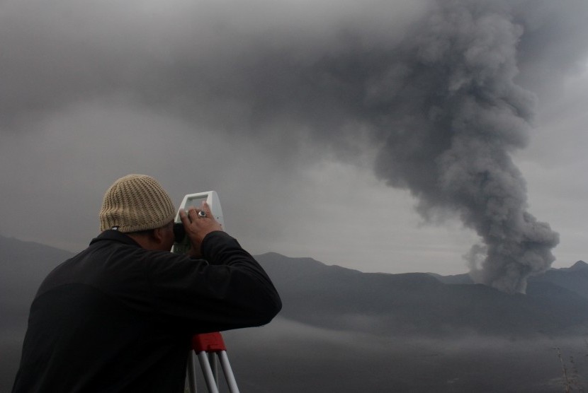 Petugas mennggunakan alat Electronic Distance Measurement (EDM) mengamati perkembangan fisik Gunung Bromo akibat erupsi di Pos Pantau Pengamatan Gunung api Bromo, Probolinggo, Jawa Timur, Rabu (16/12).  (Antara/Ari Bowo Sucipto)