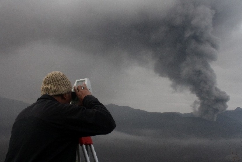 Petugas mennggunakan alat Electronic Distance Measurement (EDM) mengamati perkembangan fisik Gunung Bromo akibat erupsi di Pos Pantau Pengamatan Gunung api Bromo, Probolinggo, Jawa Timur, Rabu (16/12).