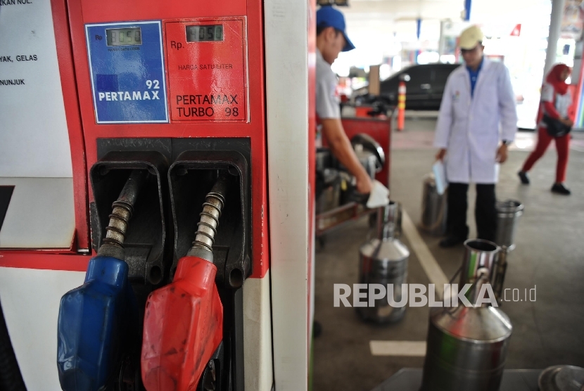 Petugas menuangkan bahan bakar jenis Pertalite saat dilakukan pemeriksaan kualitas di SPBU, Jakarta, Kamis (5\1).