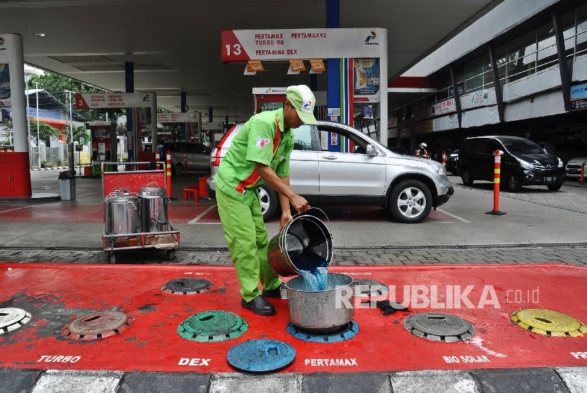 Petugas menuangkan bahan bakar jenis Pertamax usai dilakukan pemeriksaan kualitas di SPBU, Jakarta, Kamis (5\1).