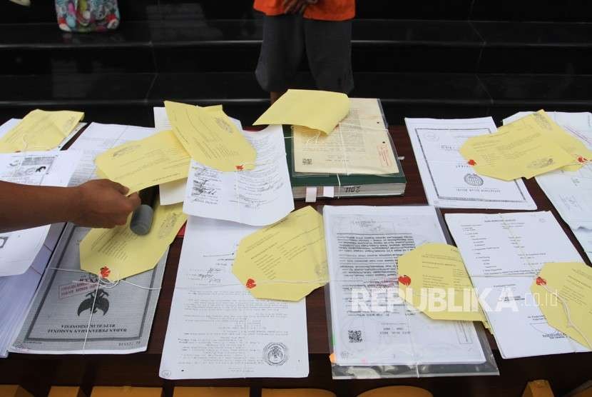 Petugas menujukkan barang bukti dokumen kasus mafia tanah yang menggunakan surat palsu di Jakarta (ilustrasi).