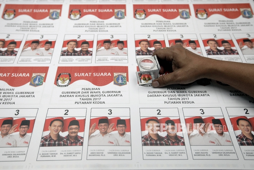  Petugas menujukkan kepada wartawan sejumlah micro text pada surat suara saat penijauan percetakan perdana surat suara untuk putaran kedua Pilkada DKI Jakarta di Cikarang, Jawa Barat, Kamis (23/3).