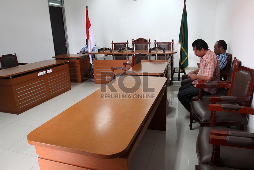 Petugas menunggu di ruang sidang anak di Pengadilan Negeri Jakarta Timur, Rabu (19/2).