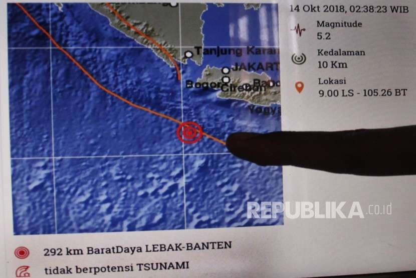 Petugas menunjuk titik gempa bumi yang terjadi di Banten. 