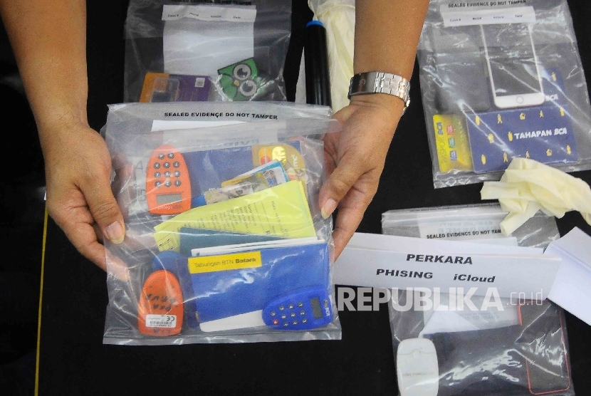  Petugas menunjukan barang bukti kasus cyber crime pembobolan kartu kredit dan rilis akhir tahun Ditreskrimus Polda Metro Jaya di Mapolda Metro Jaya, Jumat (30/12)