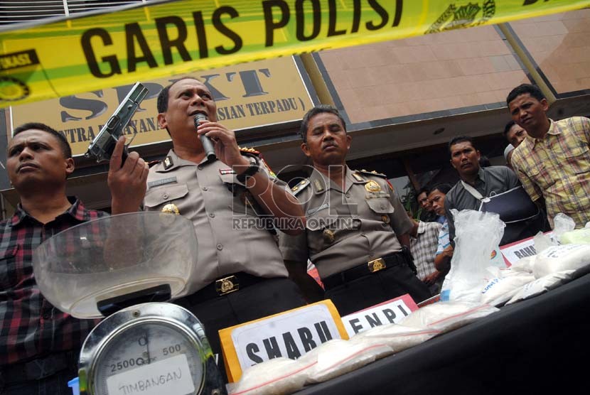  Petugas menunjukan barang bukti penangkapan pabrik narkotika saat acara gelar barang bukti di Polres Jakarta Barat, Kamis (11/10).  (Agung Fatma Putra)