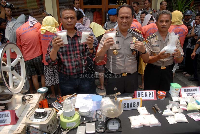  Petugas menunjukan barang bukti penangkapan pabrik narkotika saat acara gelar barang bukti di Polres Jakarta Barat, Kamis (11/10).  (Agung Fatma Putra)