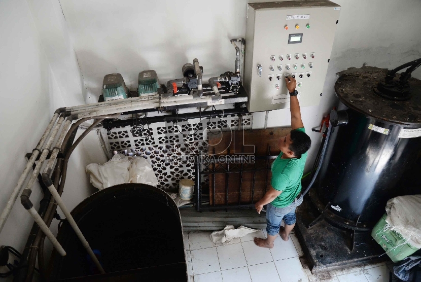   Petugas menunjukan cara kerja mesin pengolahan air limbah di rumah pompa Kartini V Jakarta, Selasa (8/9). 