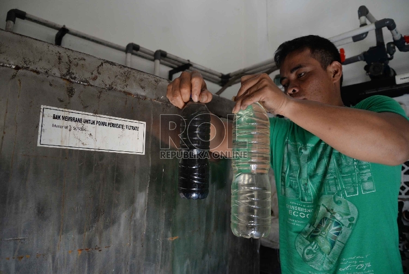 Petugas menunjukan cara kerja mesin pengolahan air limbah di rumah pompa Kartini V Jakarta, Selasa (8/9).