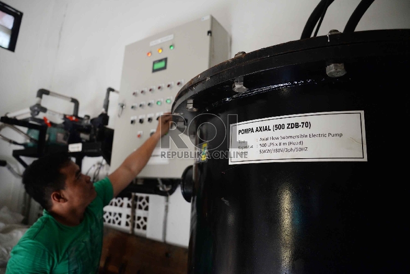 Petugas menunjukan cara kerja mesin pengolahan air limbah di rumah pompa Kartini V Jakarta, Selasa (8/9).