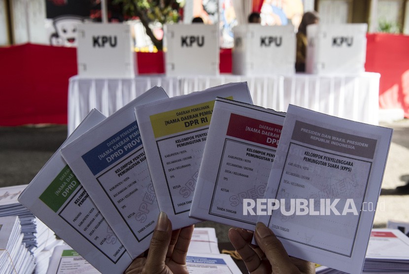 [ilustrasi] Petugas menunjukan contoh surat suara saat simulasi pemilihan umum (Pemilu) 2019 di KPU Provinsi Jabar, Bandung, Jawa Barat, Selasa (2/4/2019). 