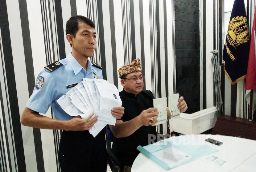 Officer was showing a written statement from the representative of UNHCR which confirmed the owner of the cards are asylum seekers. Those cards belongs to Iraqi migrants at the Immigration Office Class II, Sukabumi, West Java, Monday (10/17). (Republika/Riga Nurul Iman)