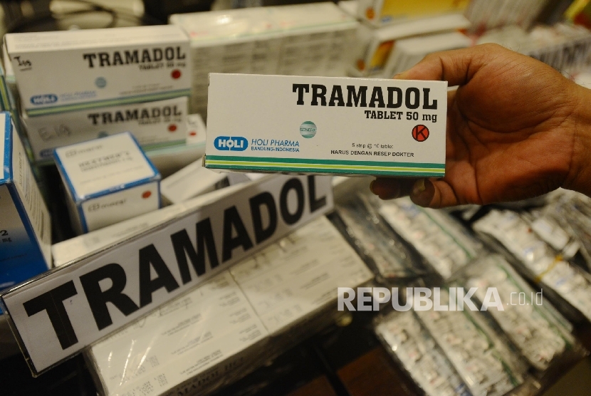   Petugas menunjukan obat ilegal saat konferensi pers di Bareskrim Polri, Jakarta, beberapa waktu lalu..