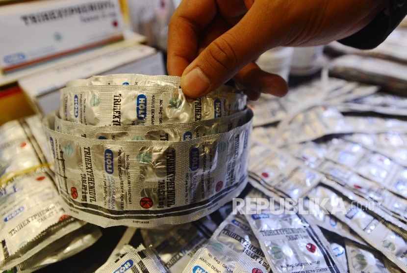   Petugas menunjukan obat ilegal saat konferensi pers di Bareskrim Polri, Jakarta, Selasa (6/9).