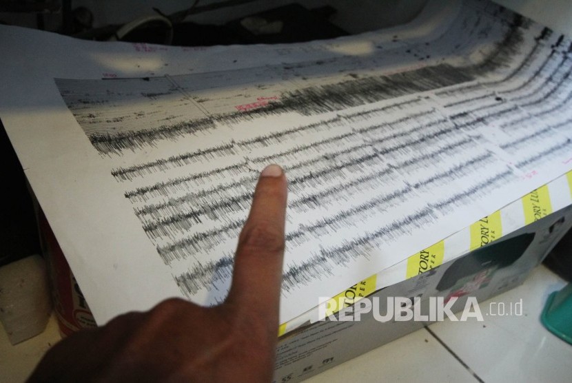 Petugas menunjukan peningkatan aktivitas vulkanik Gunungapi Tangkuban Parahu hasil rekam Seismograf, di kantor Pusat Vulkanologi dan Mitigasi Bencana Geologi, Pos Pengamatan Gunung Tangkuban Perahu, Cikole, Kecamatan Lembang, Kabupaten Bandung Barat, Jumat (2/8).