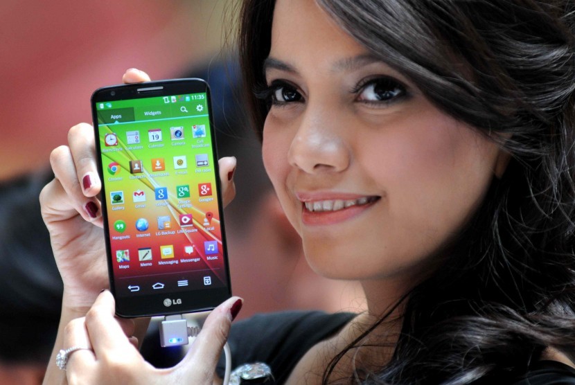 Petugas menunjukan smart phone Android LG G2 saat penjualan perdana di Plasa Senayan, Jakarta, Jumat (27/9). 