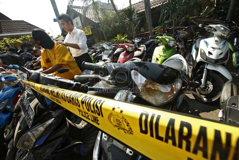  Petugas menunjukkan tersangka beserta barang bukti kejahatan pencurian sepeda motor di Polsek Penjaringan Jakarta Utara, Senin (29/4).    (Republika/Adhi Wicaksono)