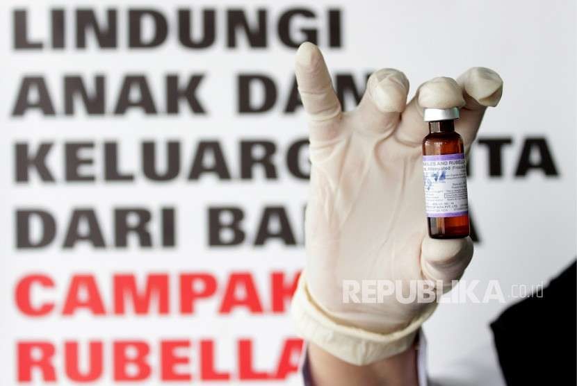 Petugas menunjukan Vaksin Campak dan Rubella (MR) sebelum melakukan imuniasasi kepada anak di Puskesmas Darussalam, Banda Aceh, Rabu (19/9). 