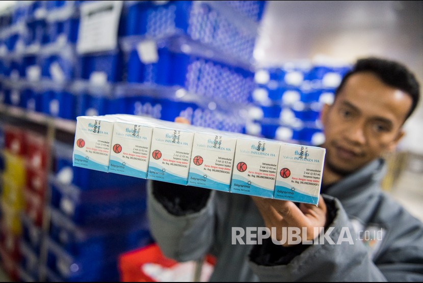 Petugas menunjukan vaksin influenza di ruang penyimpanan vaksin di Bio Farma, Bandung, Jawa Barat, Selasa (10/3/2020).(Antara/M Agung Rajasa)
