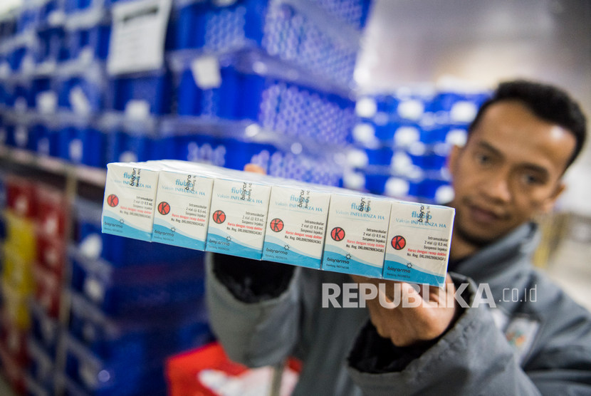 Petugas menunjukan vaksin influenza di ruang penyimpanan vaksin di Bio Farma, Bandung, Jawa Barat, Selasa (10/3/2020).