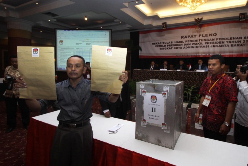 Petugas menunjukkan amplop tersegel yang berisi hasil rekapitulasi surat suara pilpres 2014 tingkat PPS dan PPK 
