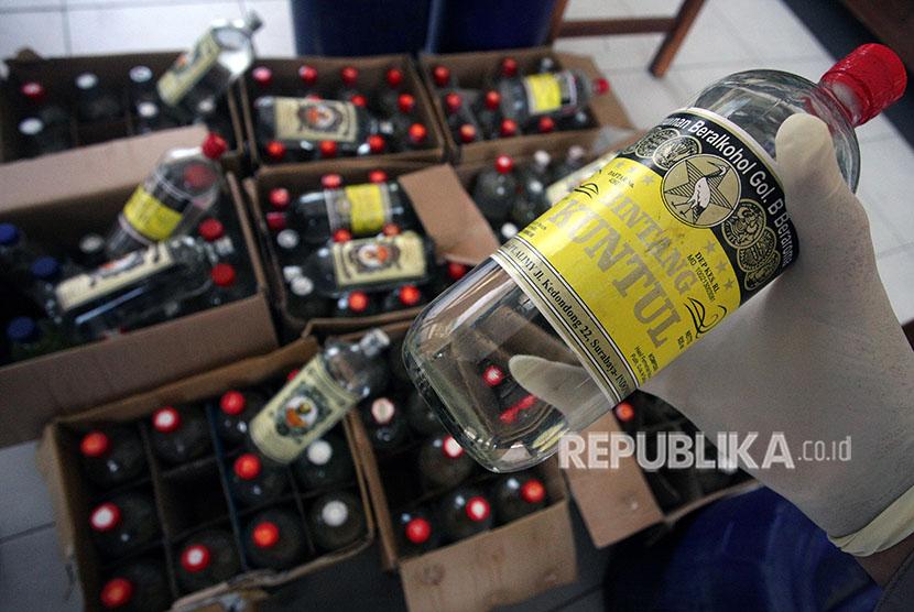 [ilustrasi] Petugas menunjukkan barang bukti berupa 265 botol miras ilegal serta 125 liter miras jenis arak saat rilis hasil awal pelaksanaan Operasi Tumpas Semeru 2018 di Mapolres Blitar, Jawa Timur, Senin (16/4).