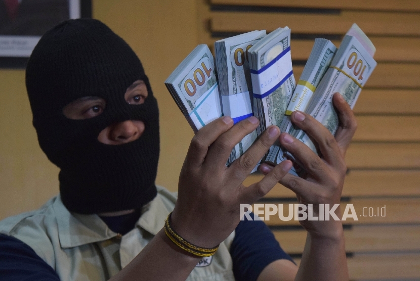 Petugas menunjukkan barang bukti hasil sitaan operasi tangkap tangan (OTT).