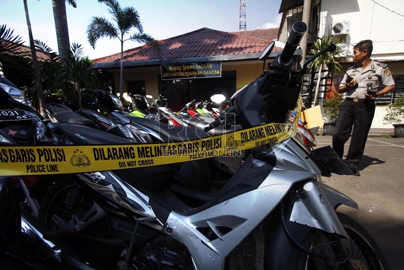  Petugas menunjukkan barang bukti kejahatan pencurian sepeda motor di Polsek Penjaringan Jakarta Utara, Senin (29/4).    