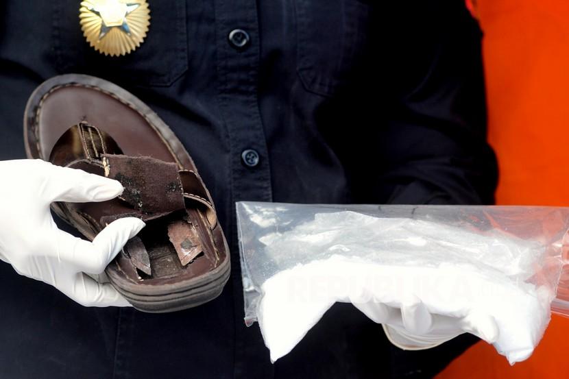 Petugas menunjukkan barang bukti narkotika jenis sabu (ilustrasi).