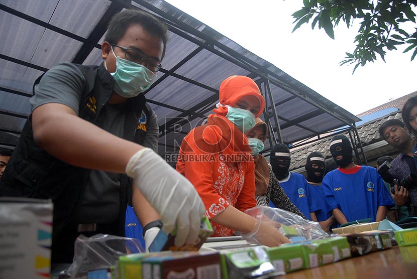 Petugas menunjukkan barang bukti sitaan pada rilis peredaran gelap narkoba di halaman gedung BNN, Jakarta Timur, Selasa (18/2)