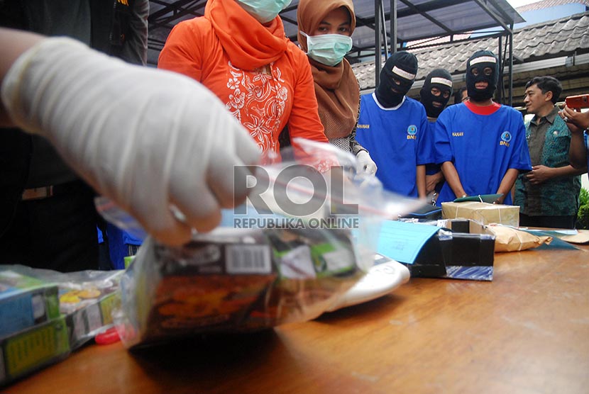 Petugas menunjukkan barang bukti sitaan pada rilis peredaran gelap narkoba di halaman gedung BNN, Jakarta Timur, Selasa (18/2)