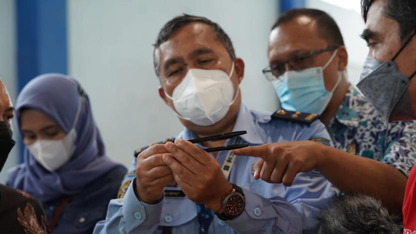 Petugas menunjukkan bolpin selundupan dari Cina di Tempat Penimbunan Pabean KPPBC TMP Tanjung Emas, Kota Semarang, Jumat (5/11).