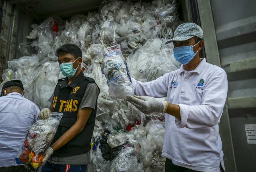 Petugas menunjukkan contoh sampah plastik yang diduga mengandung limbah bahan berbahaya dan beracun (B3) saat melakukan pemeriksaan lanjutan di Pelabuhan Batu Ampar, Batam, Kepulauan Riau, Rabu (19/6/2019).