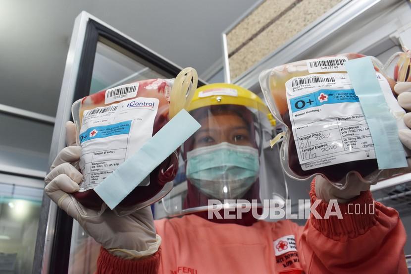 Petugas menunjukkan darah dalam kantong di ruang penyimpanan Unit Transfusi Darah (UTD) Palang Merah Indonesia (PMI) Kota Madiun, Jawa Timur, Sabtu (7/11).