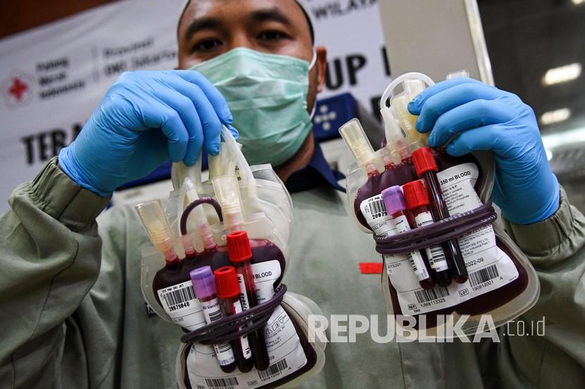 Petugas menunjukkan darah dari pendonor sukarela di Unit Tranfusi Darah (UTD) Palang Merah Indonesia (PMI). Ilustrasi