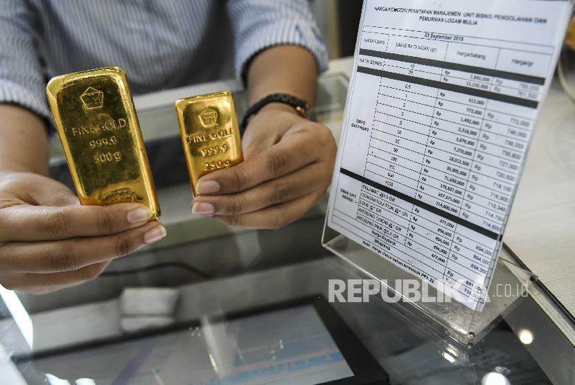 Petugas menunjukkan emas milik PT Aneka Tambang (Antam). Harga logam mulia Antam untuk emas dirilis Rp 919.000 per gram pada perdagangan Rabu (1/7) ini.