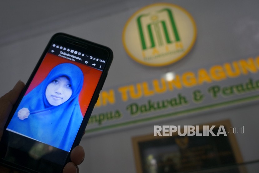 Petugas menunjukkan foto Irma Novianingsih, mahasiswi IAIN Tulungagung yang dideportasi dari Suriah karena diduga terlibat jaringan ISIS, di kampus IAIN Tulungagung, Jawa Timur, Senin (28/5).