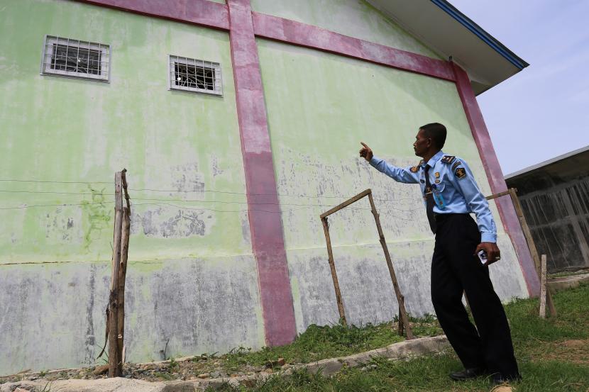 Petugas menunjukkan jeruji kamar mandi yang dibobol Anak Didik Pemasyarakatan (Andikpas) untuk melarikan diri di Lembaga Pembinaan Khusus Anak (LPKA) Klas II B Banda Aceh, Aceh, Rabu (8/6/2022). Sebanyak 75 petugas dari tim gabungan Satopatnal LPKA kelas II Banda Aceh telah dikerahkan untuk melakukan upaya pencarian kelima Andikpas berinisial SLL (18), MY (18), MR (18), FA (18) dan AM (18) yang melarikan diri pada Senin (6/6/2022) sekitar pukul 04.00 WIB dengan cara membobol jeruji dan ventilasi kamar mandi serta memanjat dinding pagar menggunakan kain sarung. 