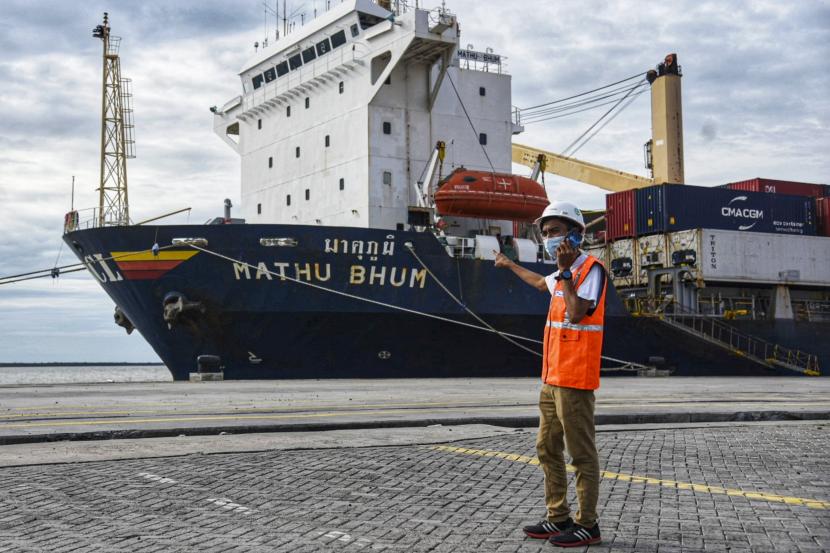 Petugas menunjukkan kapal angkut kontainer MV Mathu Bhum berbendera Singapura di Dermaga Belawan, (ilustrasi).