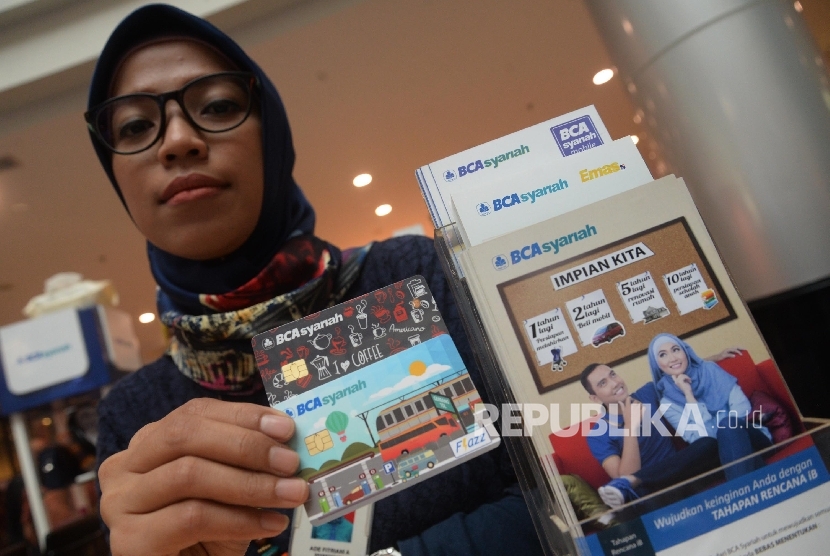  Petugas menunjukkan kartu flazz BCA Syariah, ilustrasi. Kartu pembiayaan syariah mengajak untuk lebih bijak dalam penggunaannya.