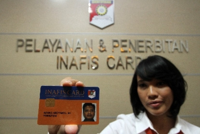 Petugas menunjukkan kartu Identifikasi INAFIS saat peluncuran di Polres Jakarta Selatan, Jakarta. 