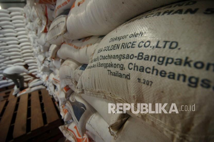Petugas menunjukkan karung berisi beras impor, (ilustrasi). Sebanyak 106 ribu ton stok cadangan beras pemerintah (CBP) yang mengalami turun mutu akibat terlalu lama disimpan. 
