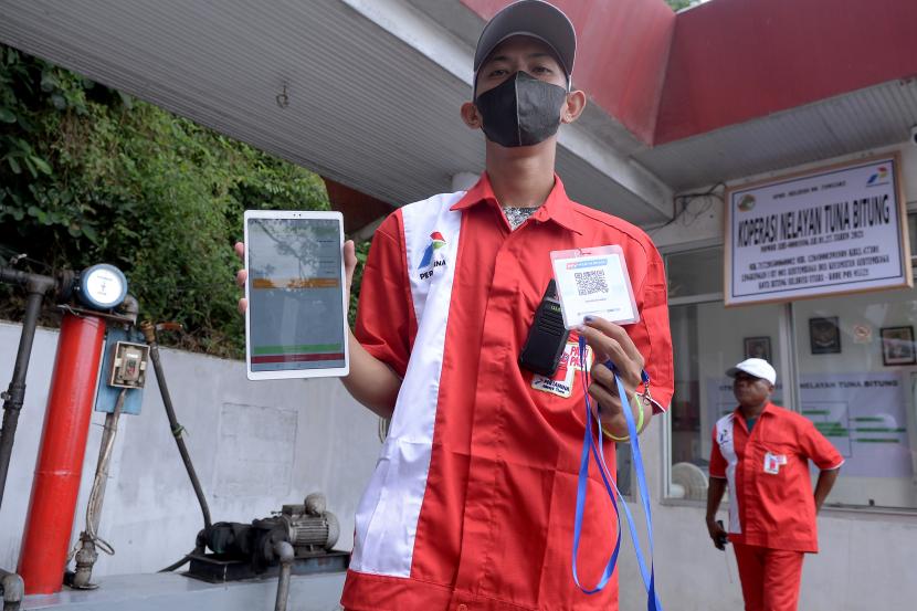 Petugas menunjukkan kode batang aplikasi MyPertamina di Stasiun Pengisian Bahan bakar Umum (SPBU) Nelayan, Bitung, Sabtu (24/9/2022).