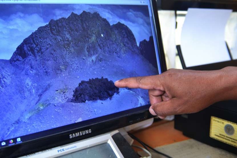 Petugas menunjukkan kubah lava pada layar monitor di Pos Pengamatan Gunung Merapi Babadan, Dukun, Magelang, Jateng.