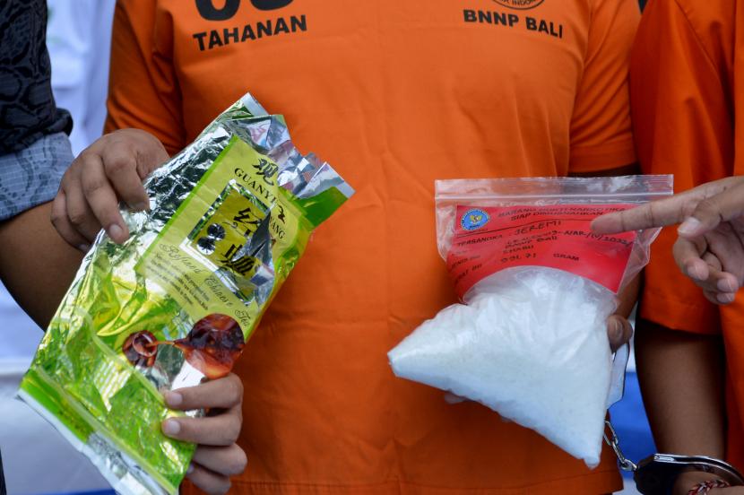Kepolisian Resor Kota (Polresta) Kendari Sulawesi Tenggara menangkap seorang pria yang diduga menjadi pengedar narkotika jenis sabu-sabu. Dia berdalih melakukan tindak kriminal itu karena membutuhkan biaya untuk menikahi kekasihnya. (ilustrasi)
