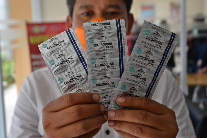Petugas menunjukkan obat Chloroquine yang akan diserahkan kepada RSPI Sulianti Saroso di Jakarta, Sabtu (21/3/2020). 